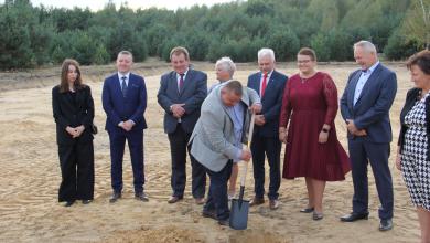 Uroczyste wbicie pierwszego szpadla pod budowę nowego budynku przedszkola i żłobka w Kosowie Lackim