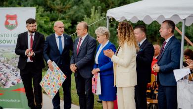 𝗪𝗶𝗲𝗹𝗸𝗶𝗲 𝗼𝘁𝘄𝗮𝗿𝗰𝗶𝗲 𝗻𝗼𝘄𝗲𝗴𝗼 𝗽𝗿𝘇𝗲𝗱𝘀𝘇𝗸𝗼𝗹𝗮 𝗶 𝘇̇ł𝗼𝗯𝗸𝗮 𝘄 𝗞𝗼𝘀𝗼𝘄𝗶𝗲 𝗟𝗮𝗰𝗸𝗶𝗺 - 𝗶𝗻𝘄𝗲𝘀𝘁𝘆𝗰𝗷𝗮, 𝗸𝘁𝗼́𝗿𝗮 𝘇𝗺𝗶𝗲𝗻𝗶𝗮 𝗽𝗿𝘇𝘆𝘀𝘇ł𝗼𝘀́𝗰́ 𝗻𝗮𝗷𝗺ł𝗼𝗱𝘀𝘇𝘆𝗰𝗵 𝗺𝗶𝗲𝘀𝘇𝗸𝗮𝗻́𝗰𝗼́𝘄 𝗴𝗺𝗶𝗻𝘆! 