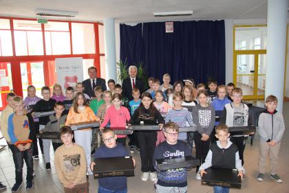 Przekazanie komputerów w ramach programu "Laptop dla ucznia"